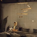 نمای جانبی از چراغ چوبی آویز گلکسی با طراحی مینیمال
